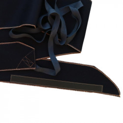 2 bandes molletières cintrées en drap bleu foncé avec son ruban de coton et sa bande de renfort en cuir noir